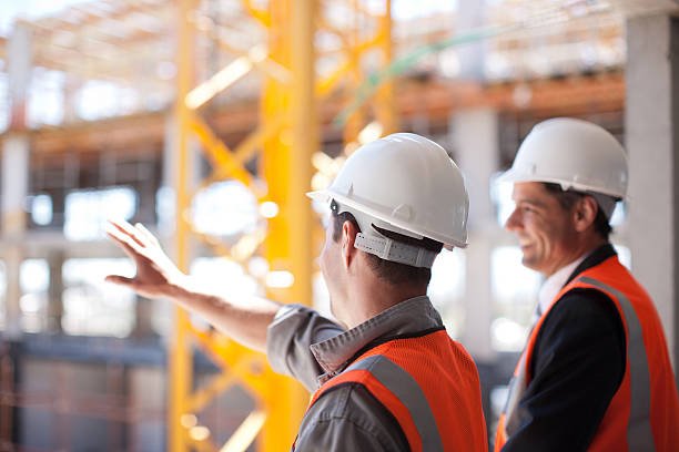 Profesionales de LM Consultores supervisando una obra en construcción
